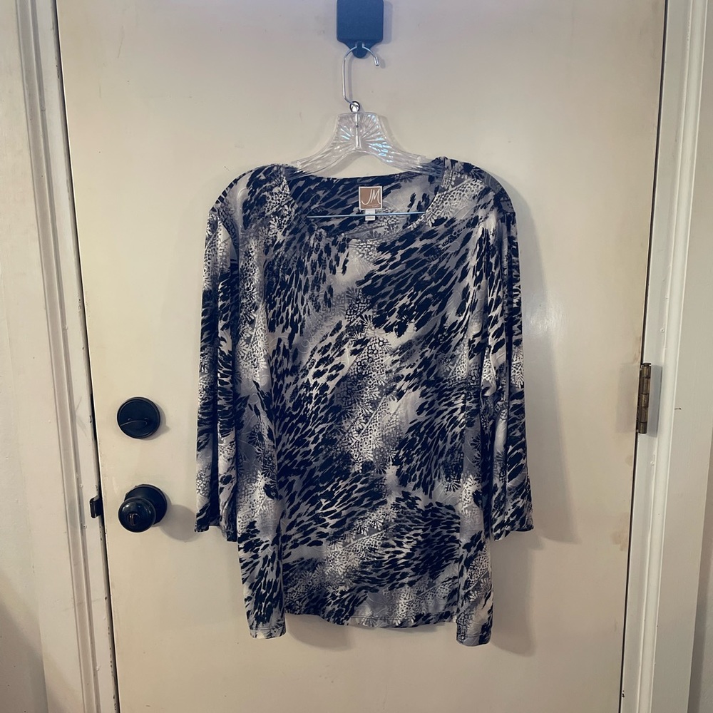 2X JM Collection(a Macy’s) Woman 3/4 sleeve leopard top.  Black, white and grey.